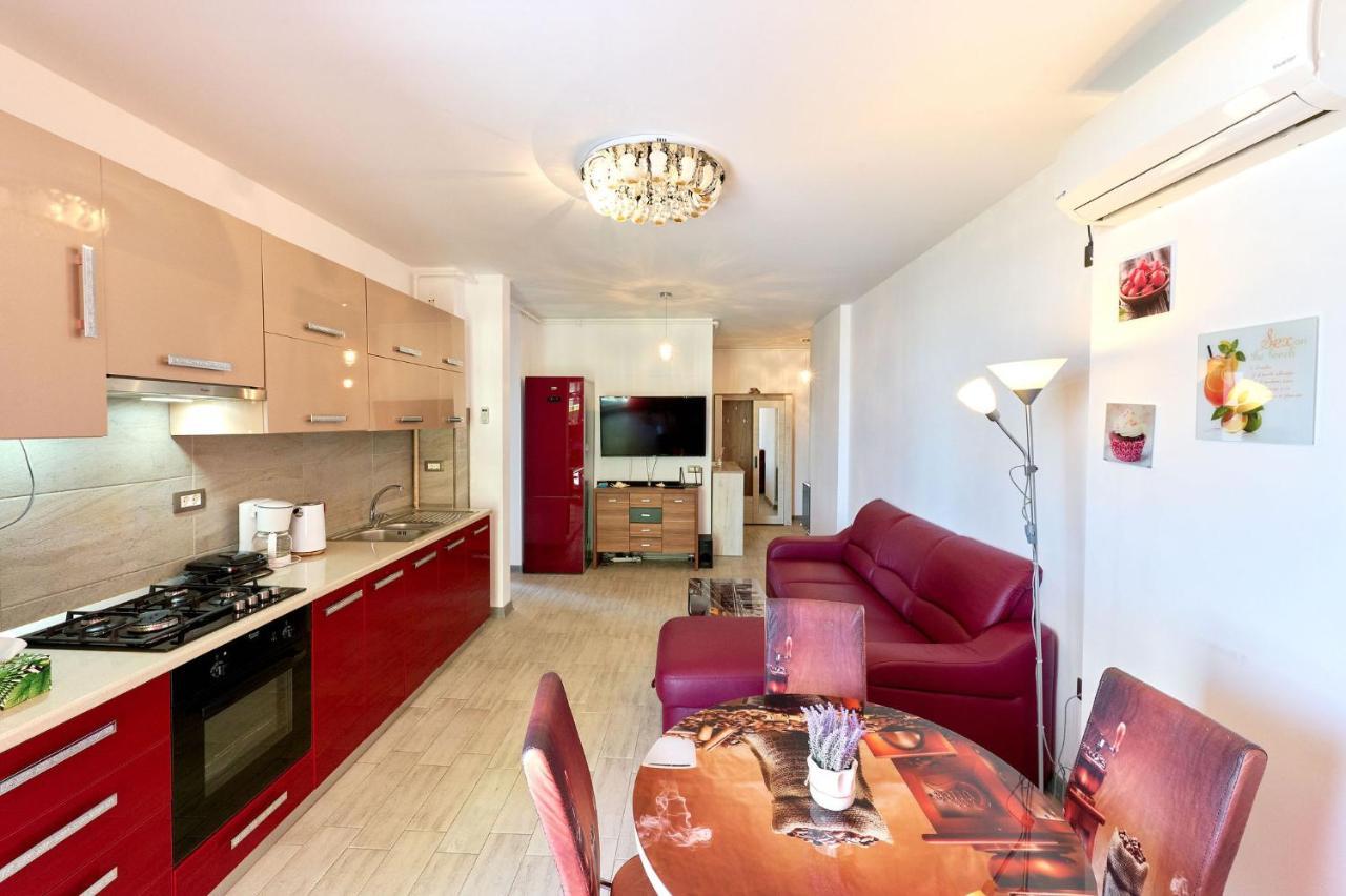Glamour Red Apartment 22 In Spa Pool Resort مامايا المظهر الخارجي الصورة